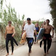 Grupo caminando por el camino rural que nos lleva a la playa