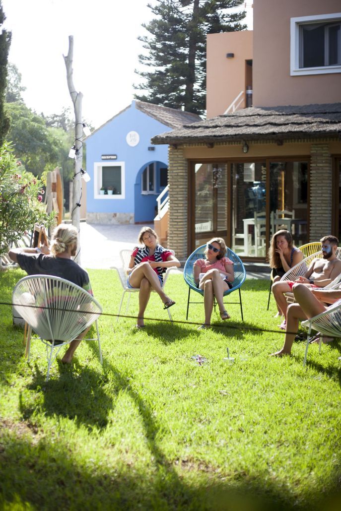 Clase teorica en nuestros jardines bajo el sol