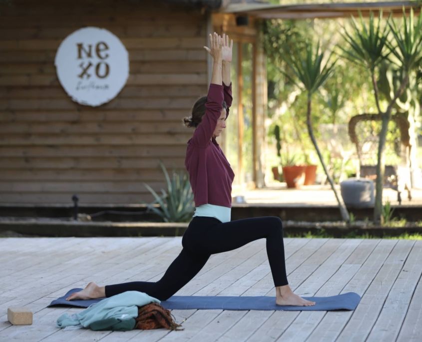 yoga para surf en tarima