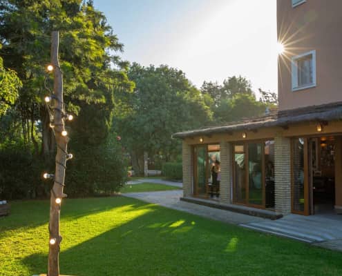 Jardín Nexo Surfhouse iluminado