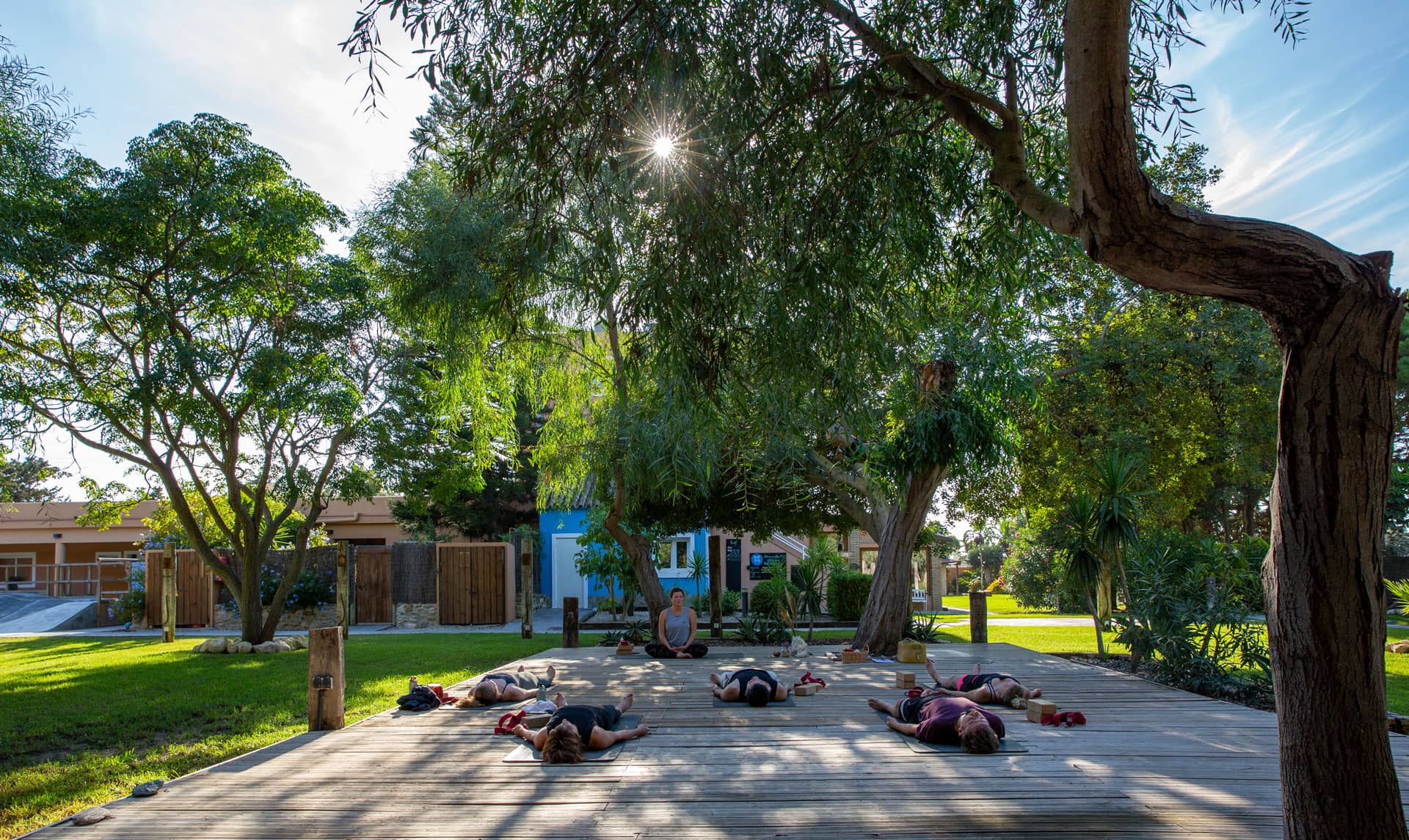 Retiro de yoga en jardín 1
