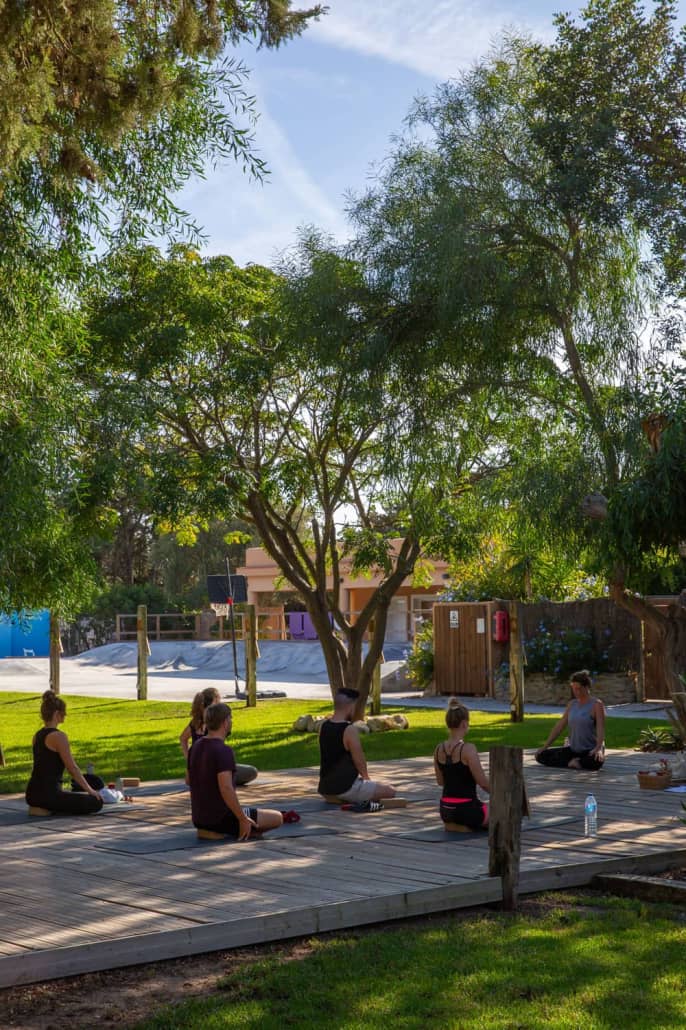 Retiro de yoga en jardín 2