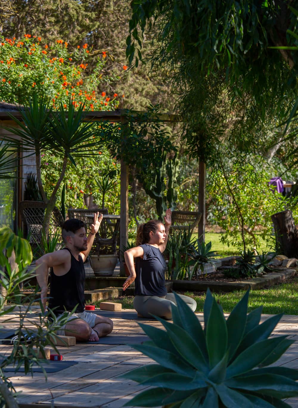 Retiro de yoga en jardín