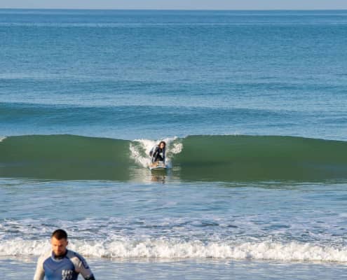 surfista cogiendo ola en la orilla