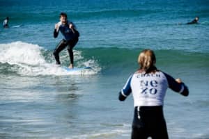Clase de surf con monitor