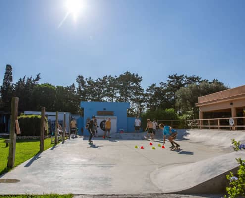 Clase de surfskate iniciación con conos