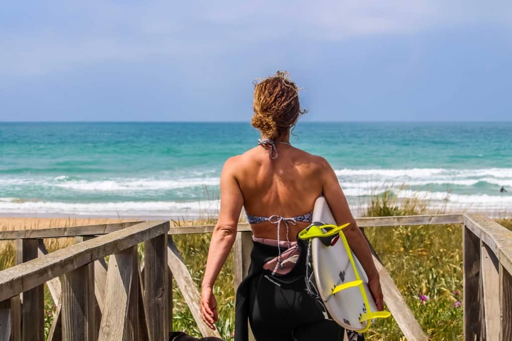 Surfista mirando las olas