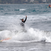 Surfista cayendo entre las olas en El Palmar durante una sesión en la mejor época para hacer surf en El Palmar.