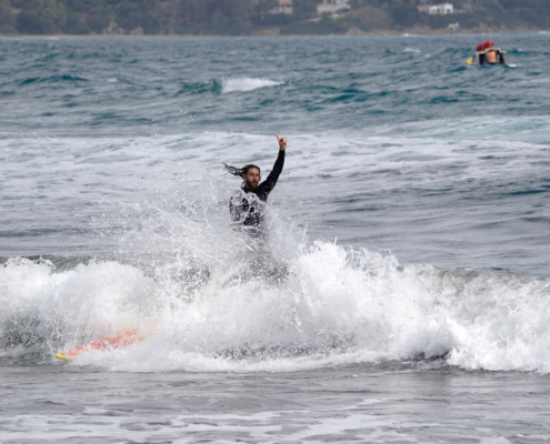 Surfista cayendo entre las olas en El Palmar durante una sesión en la mejor época para hacer surf en El Palmar.