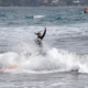 Surfista cayendo entre las olas en El Palmar durante una sesión en la mejor época para hacer surf en El Palmar.