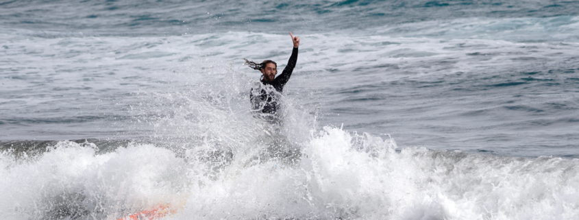 Surfista cayendo entre las olas en El Palmar durante una sesión en la mejor época para hacer surf en El Palmar.
