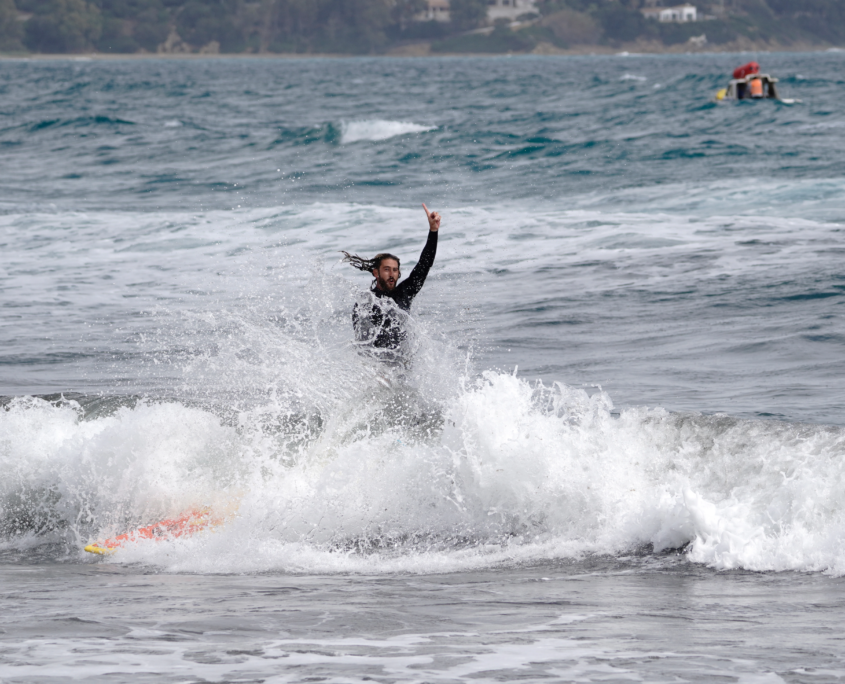 Surfista cayendo entre las olas en El Palmar durante una sesión en la mejor época para hacer surf en El Palmar.