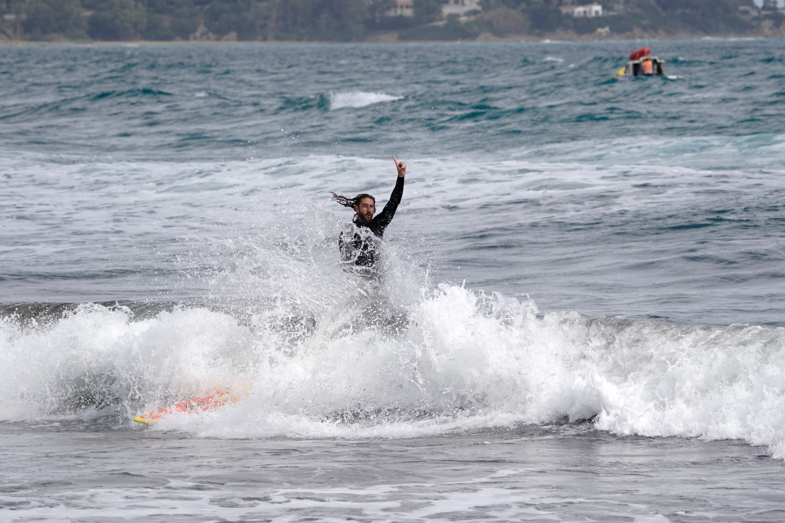 Surfista cogiendo una ola durante una estancia de surf en El Palmar