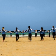Cómo elegir un campamento de surf para adolescentes