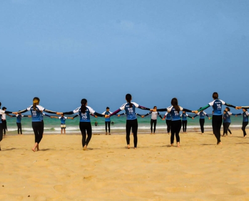 Cómo elegir un campamento de surf para adolescentes