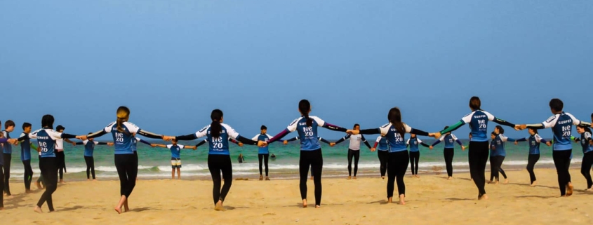 Cómo elegir un campamento de surf para adolescentes