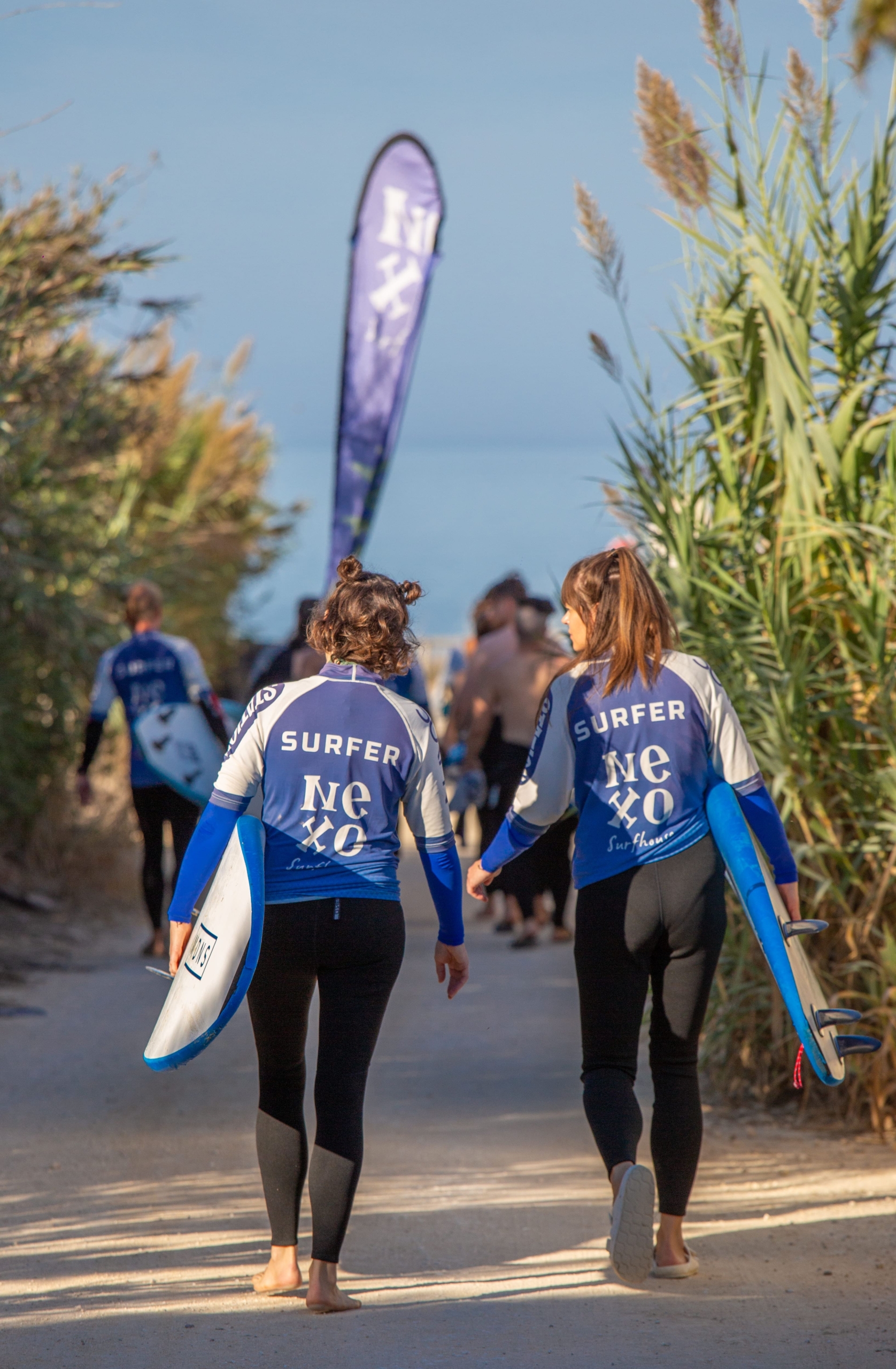 Huéspedes Nexo Surfhouse camino a la playa El Palmar