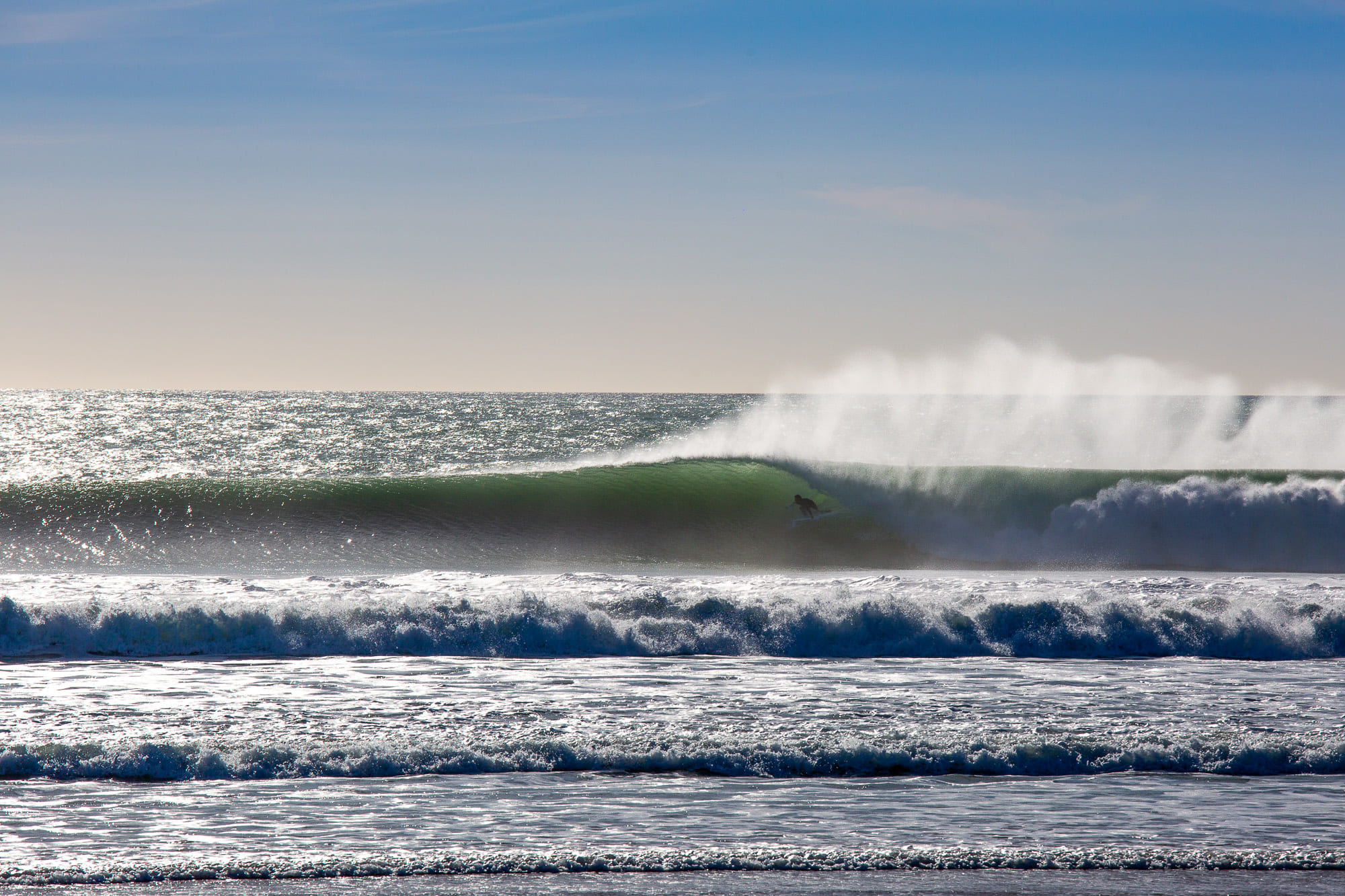 Surfista en la playa de El Palmar durante un surf camp para adultos en Cádiz