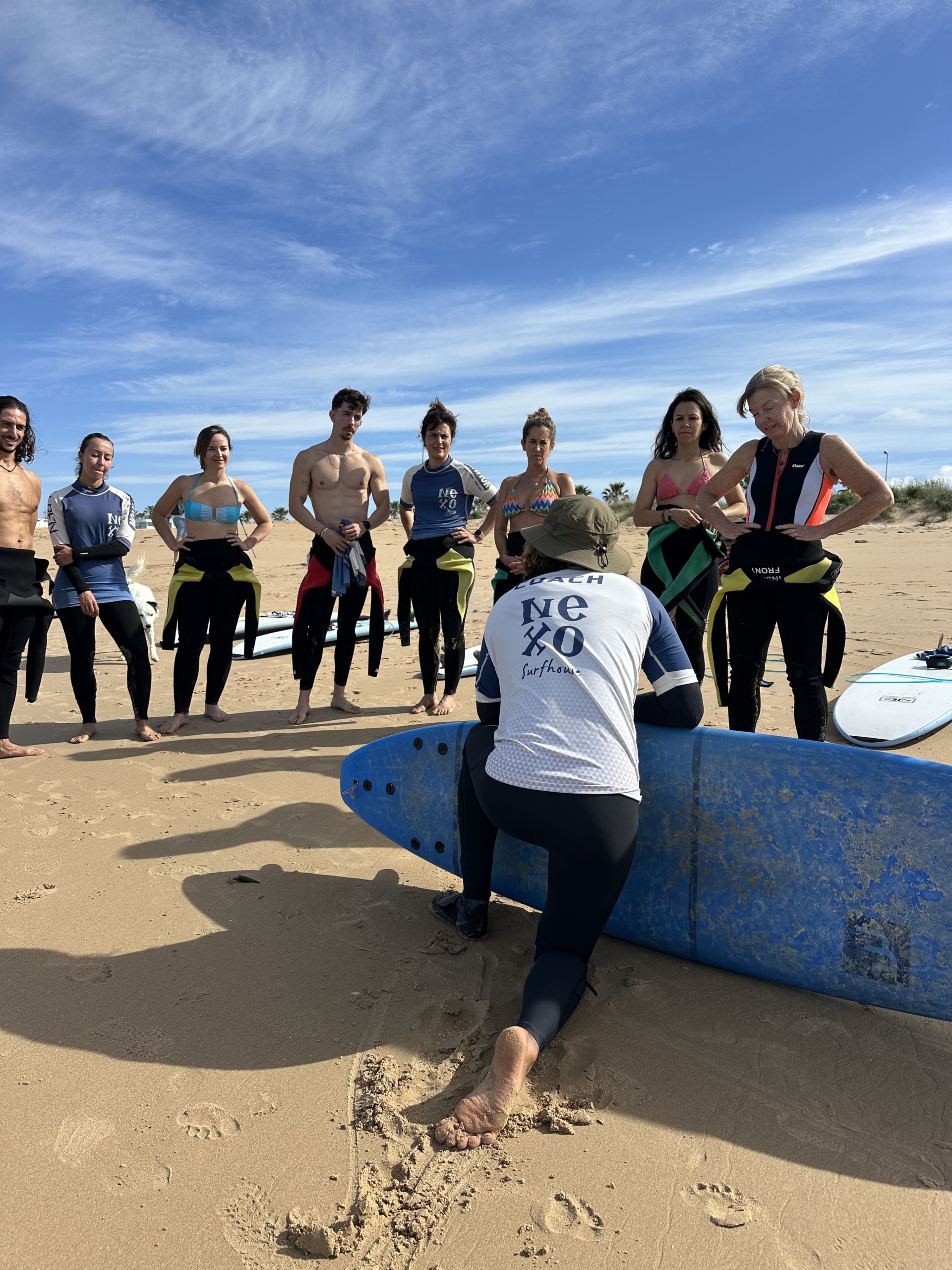 Monitor de Nexo Surfhouse dando instrucciones antes de la sesión de surf