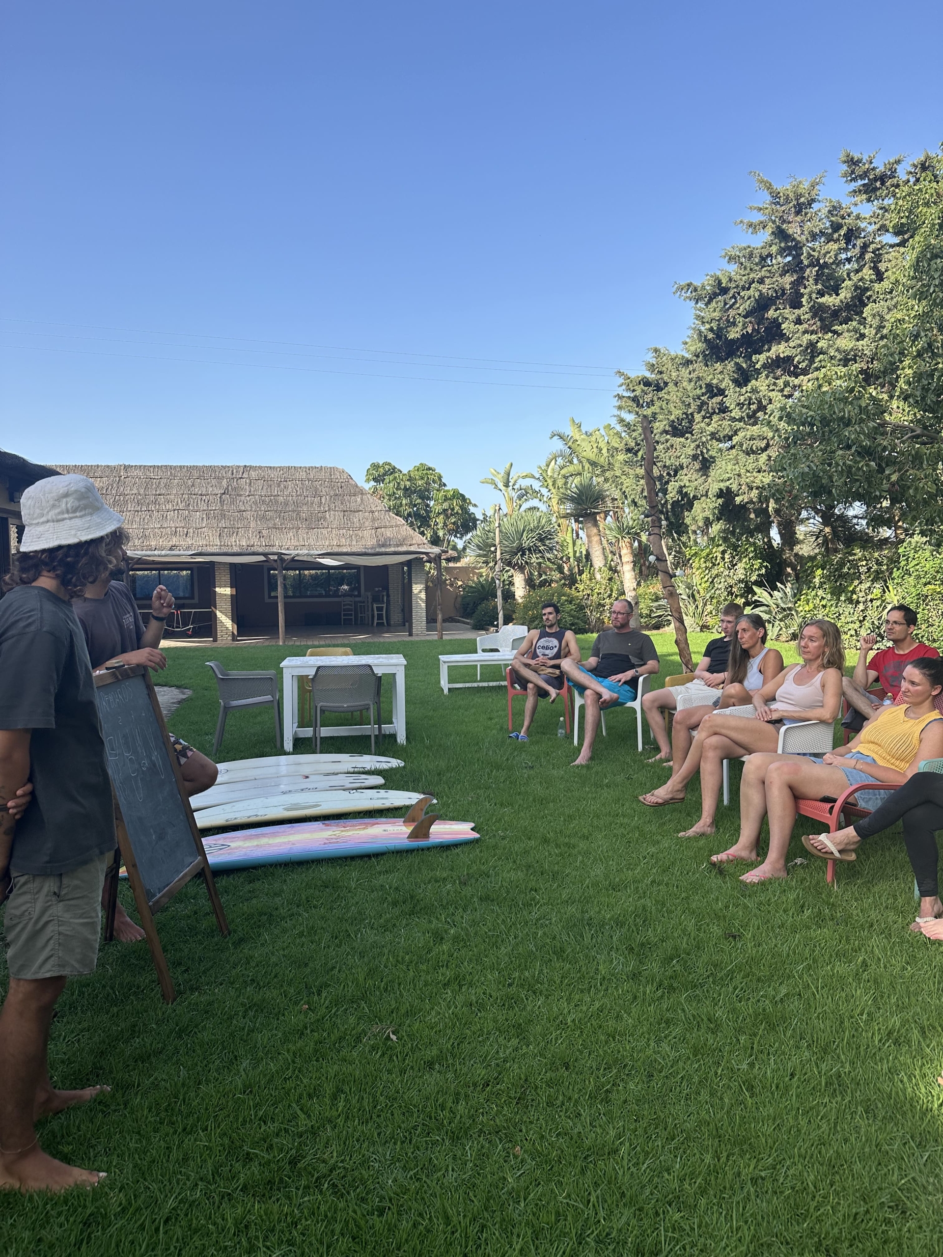 Clase teórica de surf en el jardín de Nexo Surfhouse