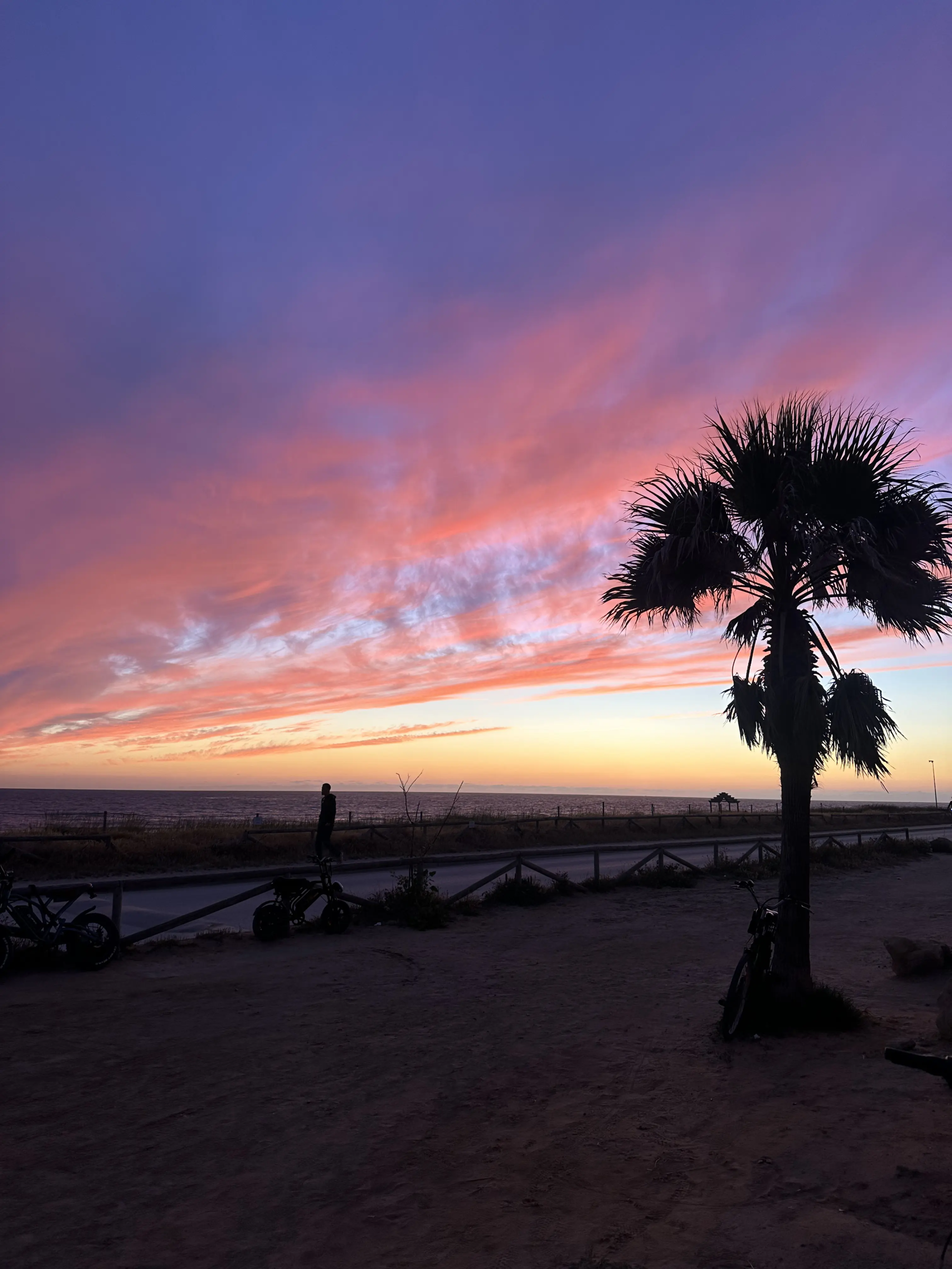 Atardecer frente al mar junto a NEXO Surfhouse en El Palmar